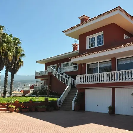 Paseo Mirabal * イコー・デ・ロス・ビノス